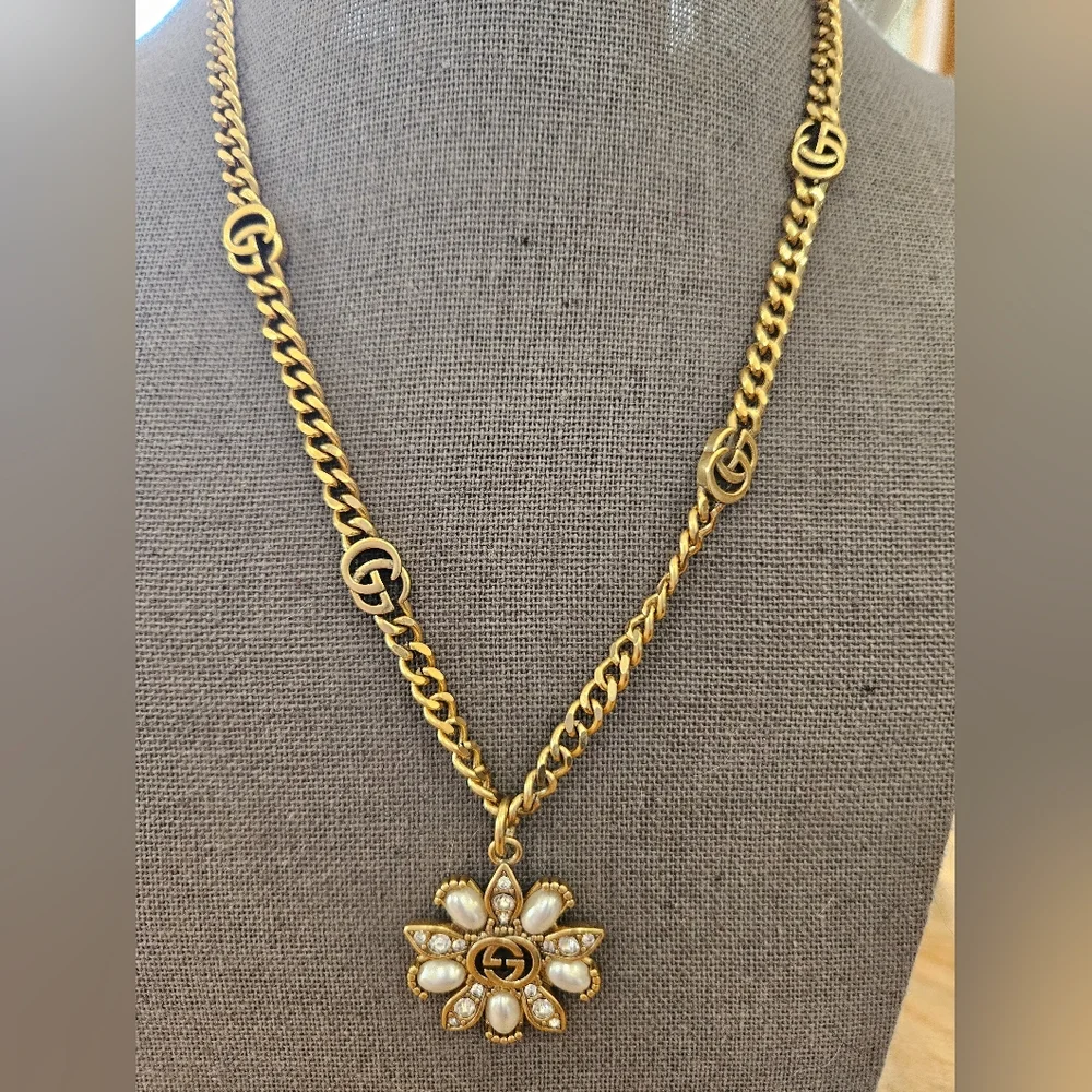 Gucci Gold Necklace with Floral Pendant - Picture 2 of 12
